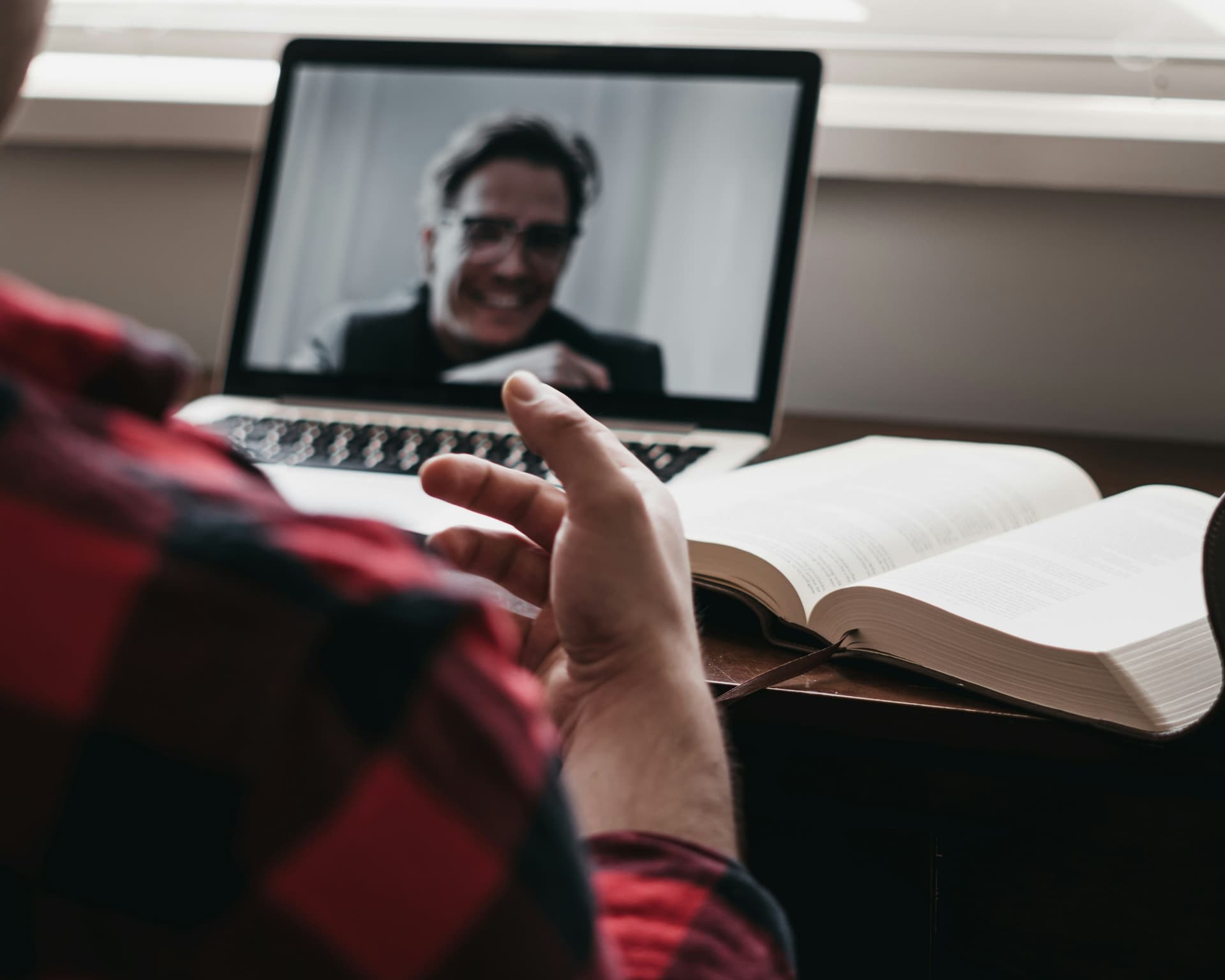 Um recrutador frequentando um curso on-line para melhorar suas competências de recrutamento