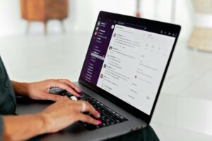 Slack-community's voor recruiters en HR-professionals op een laptopscherm