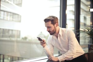Why Should Recruiters Implement Text Recruiting? [+5 Ready-to-Use Texting Templates]