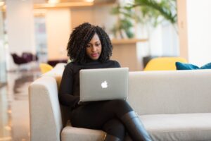 une femme qui cherche comment créer une agence de recrutement sur son ordinateur portable