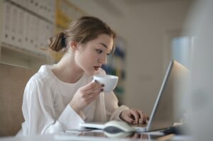 Uma mulher a utilizar um CRM de talentos num computador portátil.  