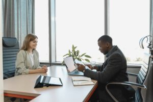 Un recruteur qui examine le curriculum vitae d'un candidat au cours d'un entretien. 