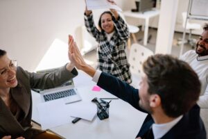 Jubelnde Mitarbeiter in einem Büro. 