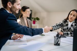 Empiece a desaprender sus prejuicios inconscientes antes de empezar a aprender cómo realizar una entrevista de trabajo