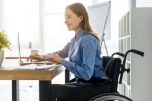 un employé de bureau en fauteuil roulant.